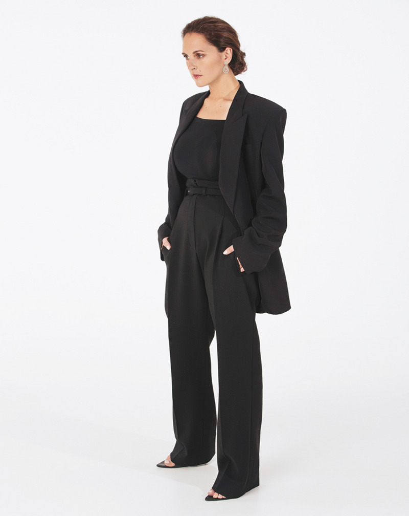 Пиджак, BALENCIAGA; брюки, IZETA; боди, WOLFORD; туфли, Versace; серьги из коллекции L’Heure du Diamant, Chopard