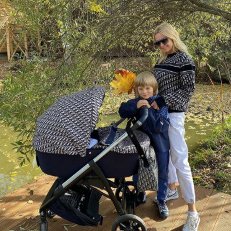 Яна Рудковская с сыновьями - Александром и Арсением