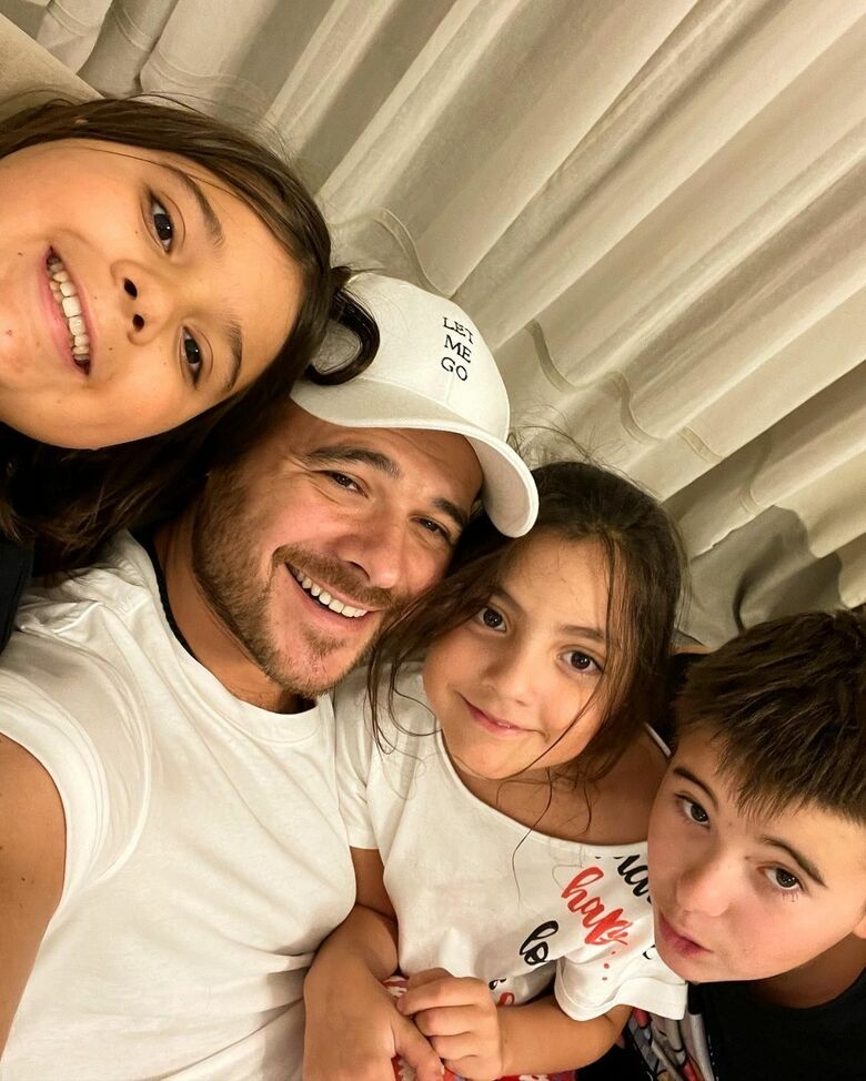 Они передвигаются на одних самолетах и живут по соседству