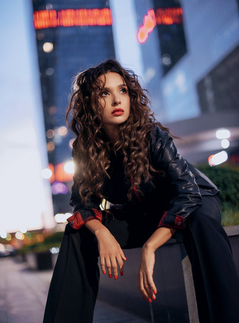 Обладая эффектной внешностью, актриса признается, что порой это даже мешало: серьезное отношение педагогов в ГИТИСе пришлось завоевывать