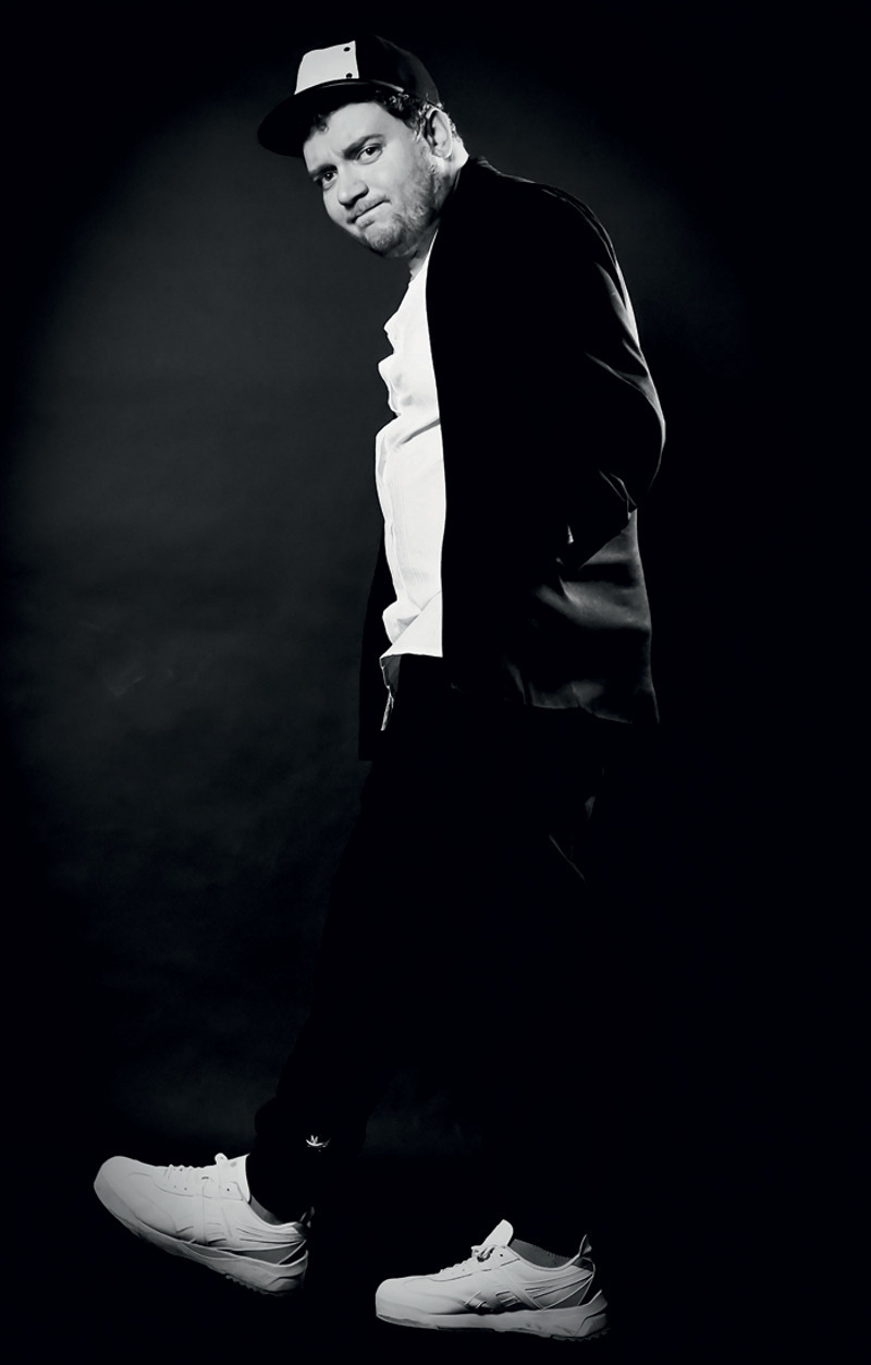 Актер неравнодушен к спорту: участвует в театральном футбольном чемпионате, катается на скейте и занимается плаванием