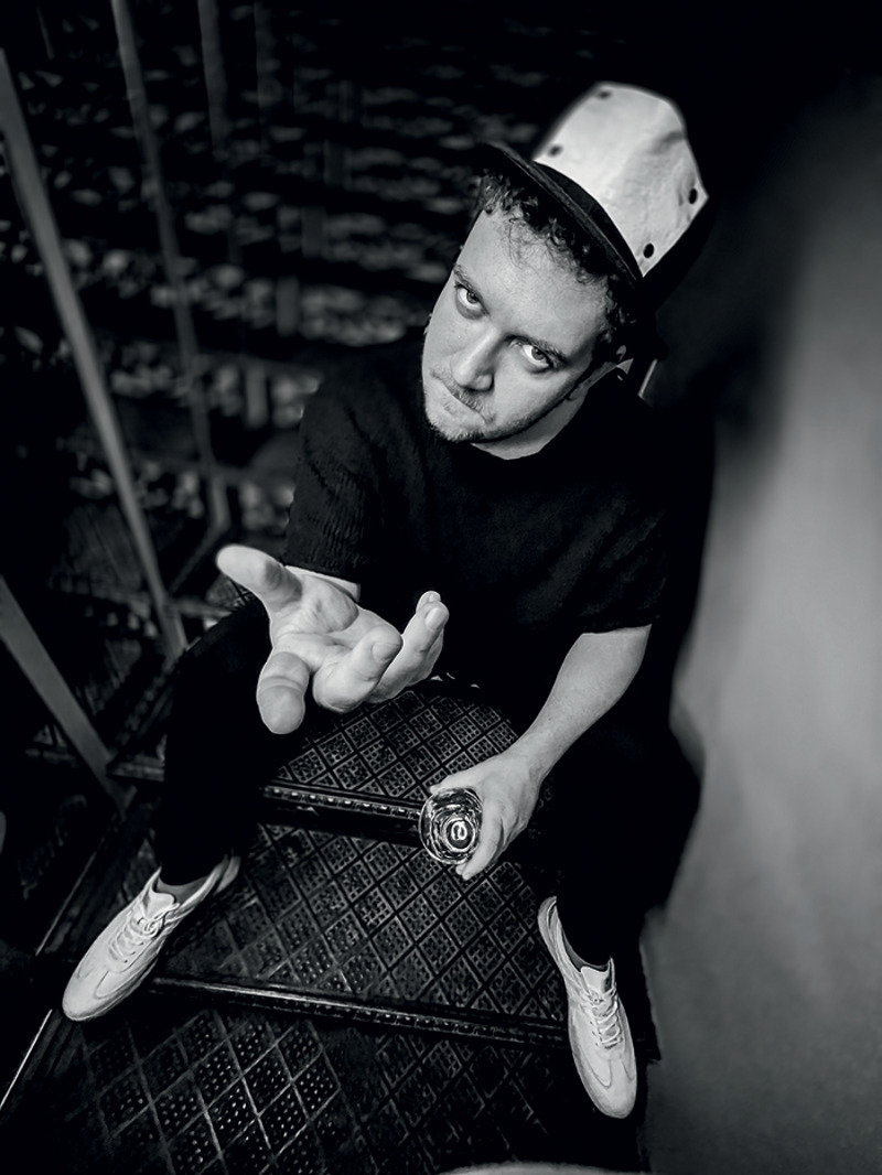 На данный момент актер завязал с карьерой стендап-комика, но по-прежнему не может удержаться, чтобы не делать заметки и записывать шутки в телефон