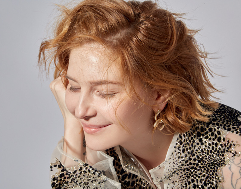 Блузка, Genny (Live Pr); платье Pepen; серьги и кольцо, все – La Nature