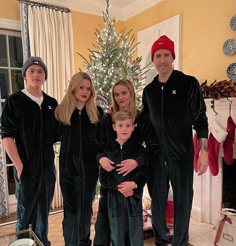 Риз Уизерспун с семьей