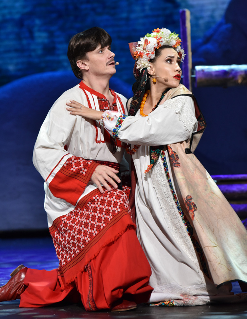 «У нас мало людей, кто занимается национальными фолк-музыкальными историями. Надежда Георгиевна в этом смысле впереди всех». В спектакле «Ночь перед Рождеством»