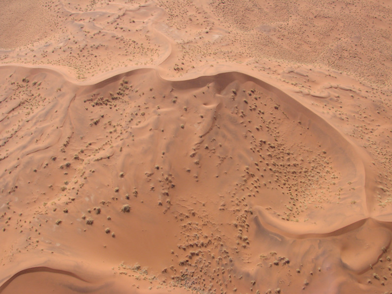 "Кое-где склоны припорошены чёрной пудрой - это частицы магнита притянулись к содержащейся в песках металлической пыли"