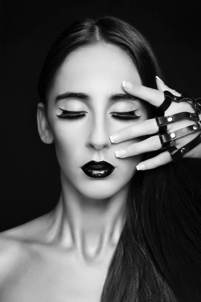 Разошлись во взглядах: антитренды макияжа глаз, которые нравятся мужчинам