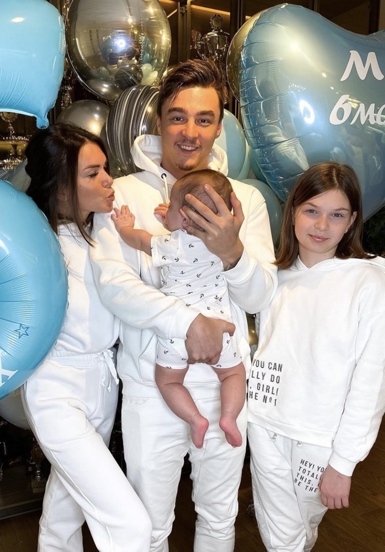 Катя Жужа с супругом и детьми