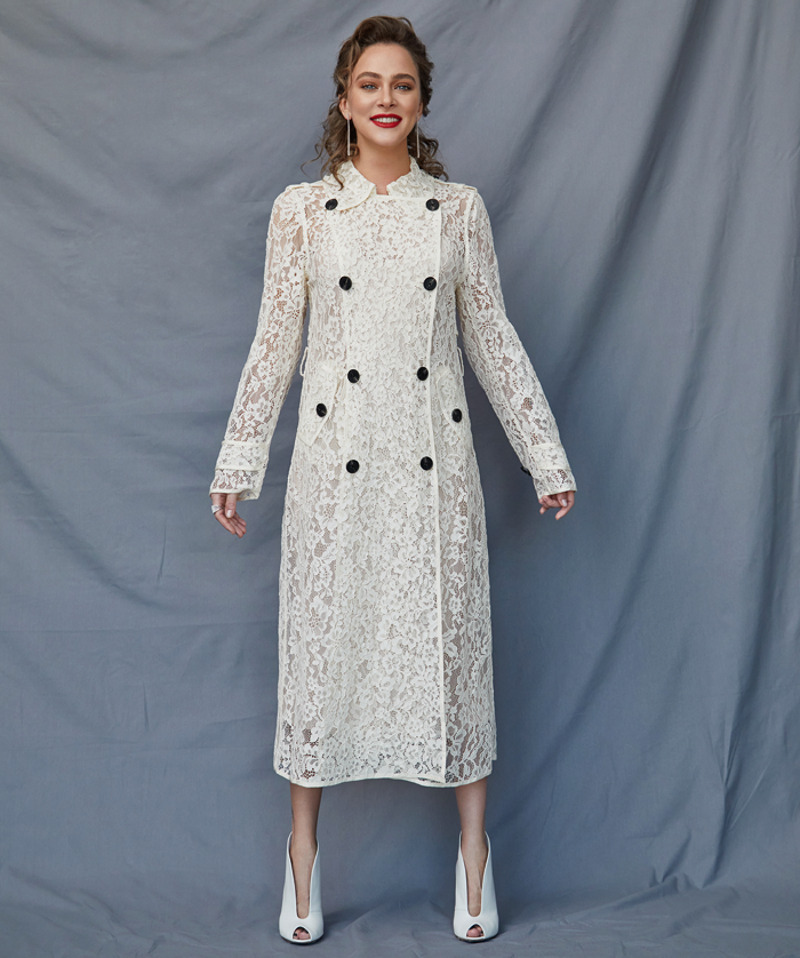 Платье, Self-portrait; обувь, Gianvito Rossi; серьги и кольцо из коллекции Classic, все – Mercury