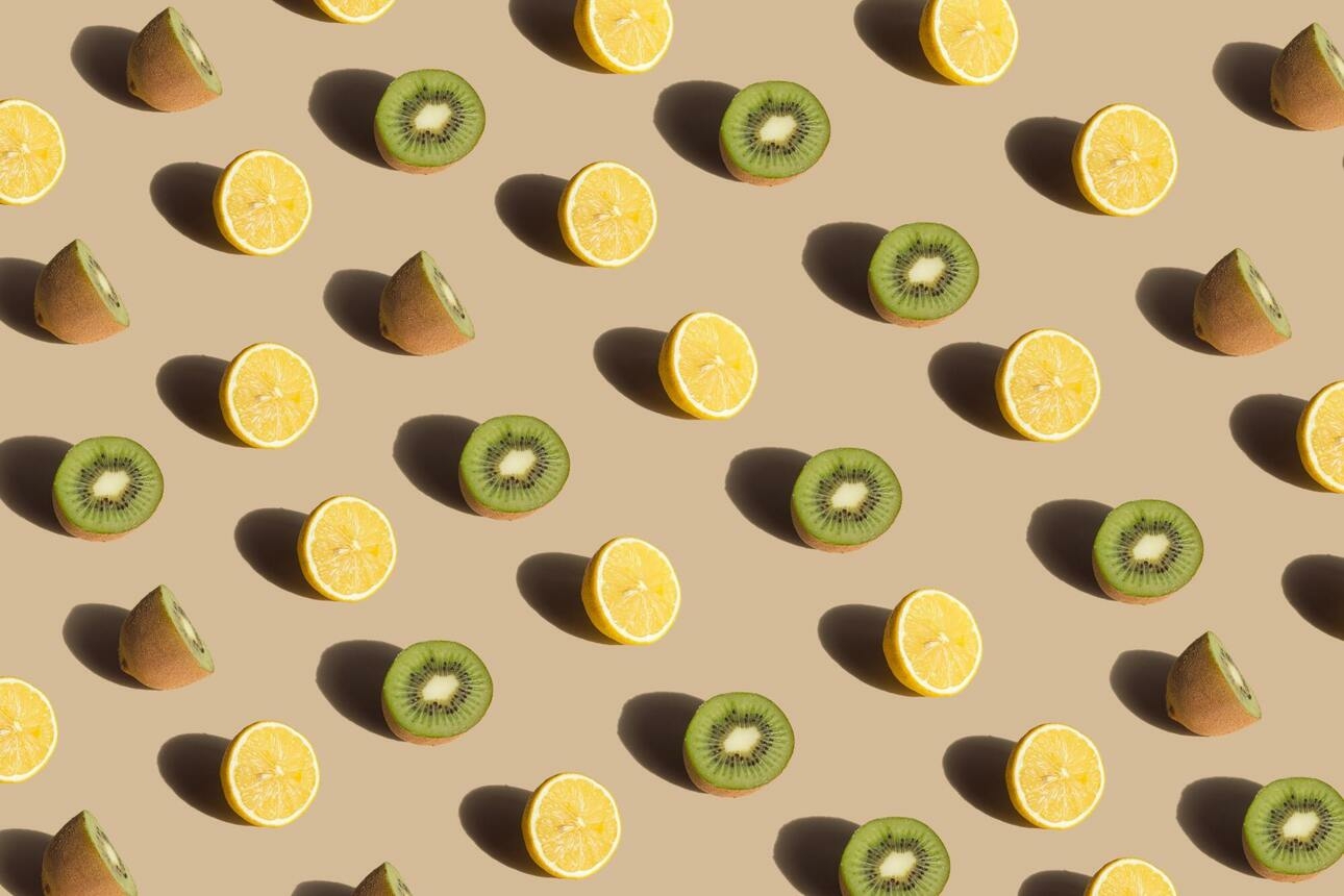 При смешивании с кислотой ананасового сока киви не потемнеет