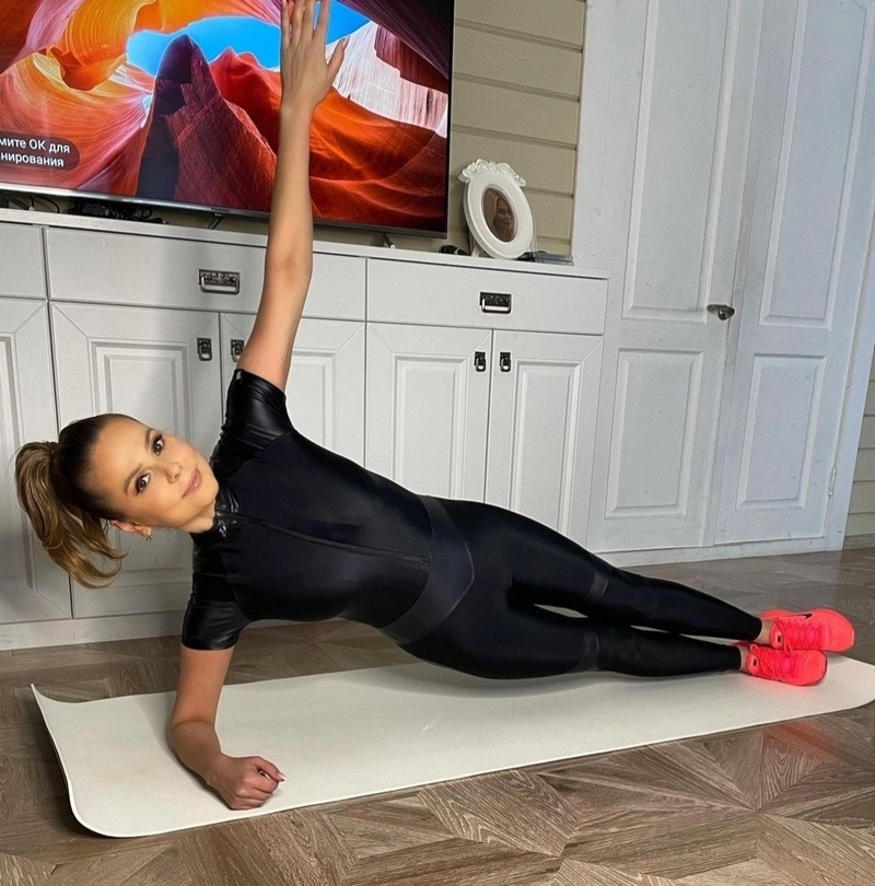 Новикова старается поддерживать форму, даже находясь дома