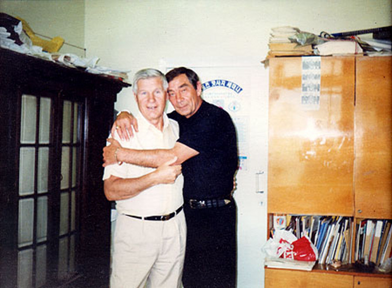 Анатолий Андреевич Бирюков (профессор, завкафедры ЛФК, массажа и реабилитации Российской государственной академии физической культуры) со своим учеником Праздниковым