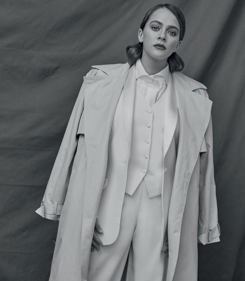 Костюм-тройка, рубашка, все – Еlean; тренчкот, KHAITE; серьги из коллекции Му Twin, Messika