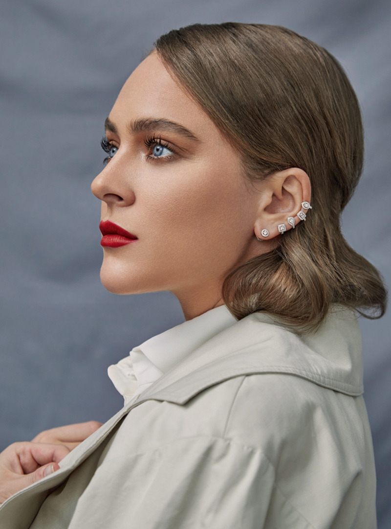 Костюм-тройка и рубашка, все– Еlean; тренчкот, KHAITE; серьги из коллекции Му Twin, Messika