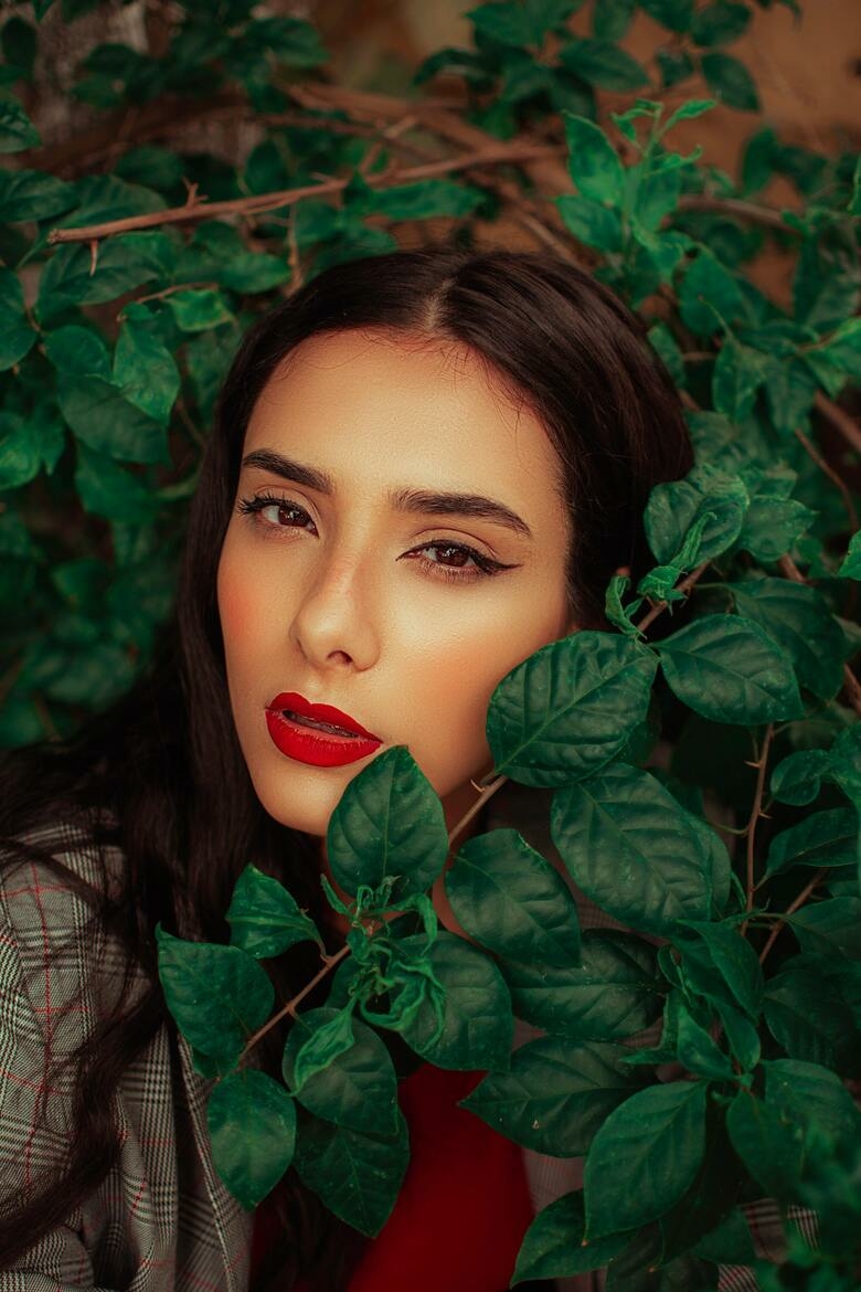 Учимся носить красный: как правильно краситься, чтобы быть в тренде, но не быть смешной