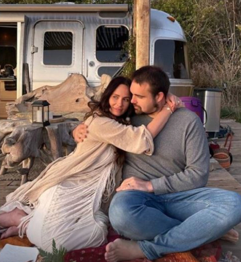 Ночь на природе в палатке: Саша Зверева отметила годовщину свадьбы с американским мужем