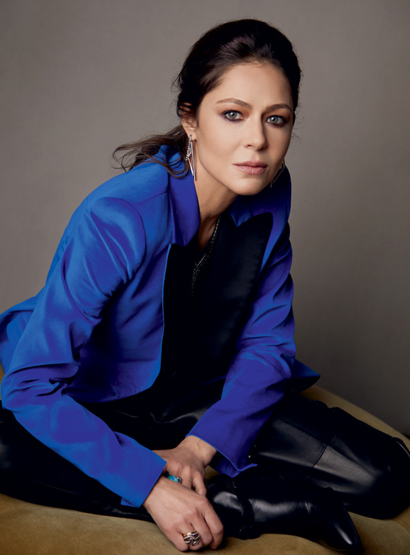 Жакет и брюки, все – Barbara Bui; колье из коллекции Magnipheasant, серьги из коллекции Vertigo, кольца из коллекций Dynamite и Jewels Verne, все – Stephen Webster; обувь, Evigi;