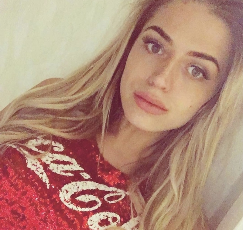 Так девушка выглядела до первой операции на нос