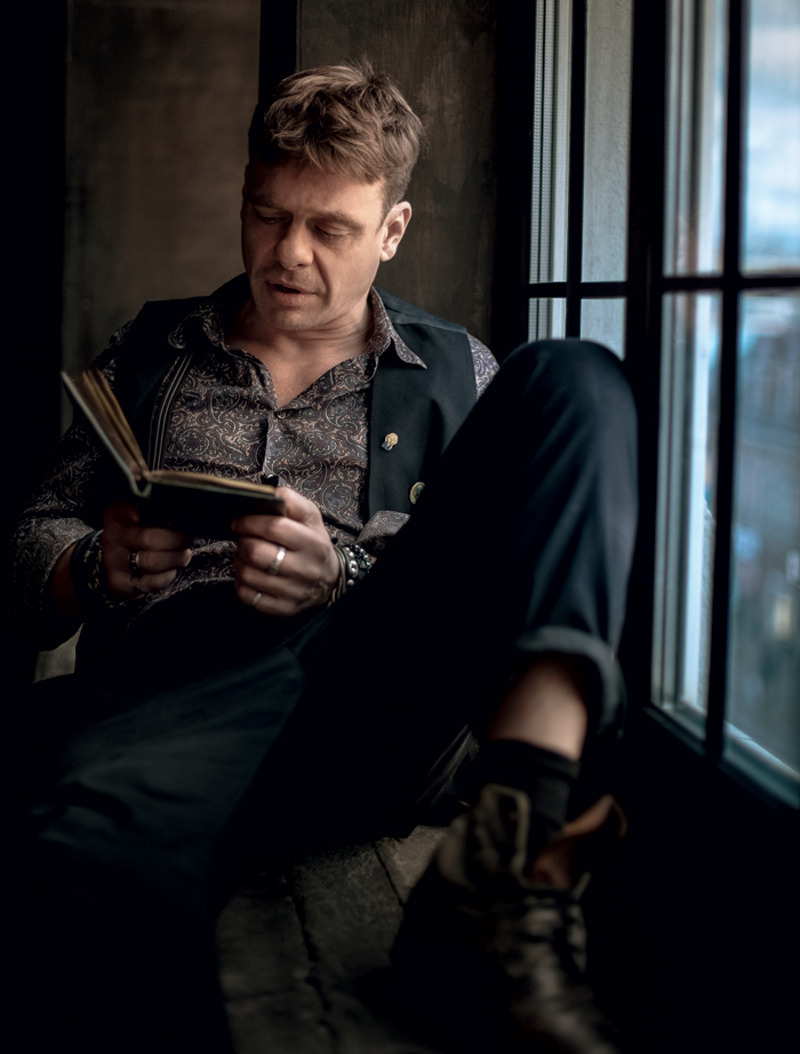 "Я осознал, что я темной энергии человек, просто перешедший на белую сторону. При этом вдохновение черпаю из страдания, мне интереснее драмы"