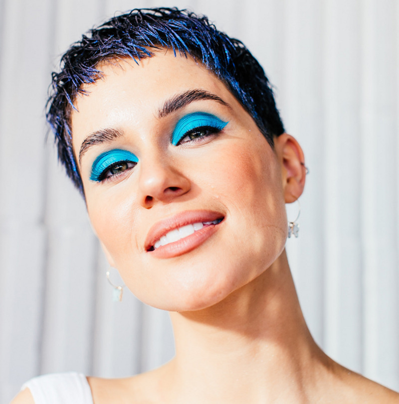 Овнам можно смело экспериментировать со внешностью и макияжем