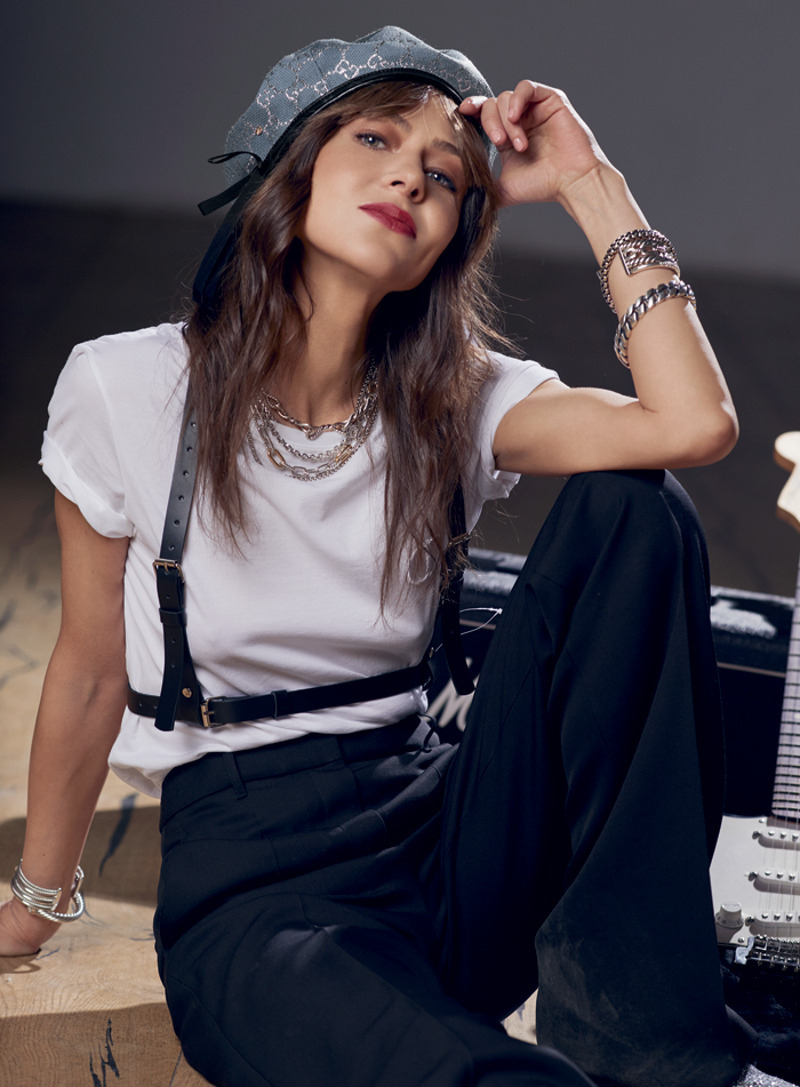 Футболка, Christian Dior; брюки, Barbara Bui; берет, Gucci; колье из коллекций Chain и Continuance, браслеты из коллекций Crossover, Cable, Chain, Wellesley Link и Chain Man, все – David Yurman; портупея, собственность стилиста