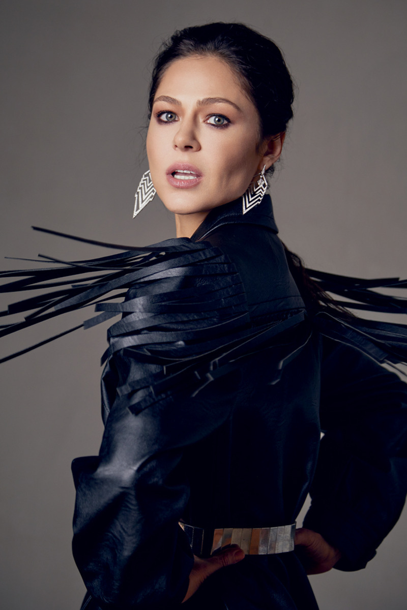 Платье, PHILOSOPHY DI LORENZO SERAFINI; серьги из коллекции Lady Stardust, Stephen Webster ремень, собственность стилиста