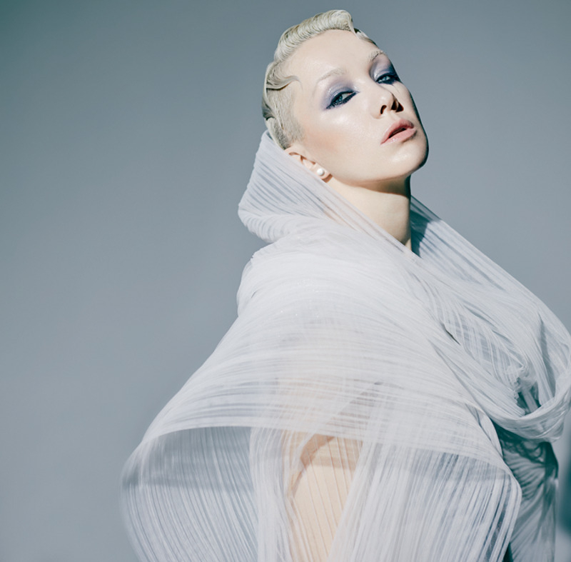 Платье, LanaMarinenko; серьги, MERCURY