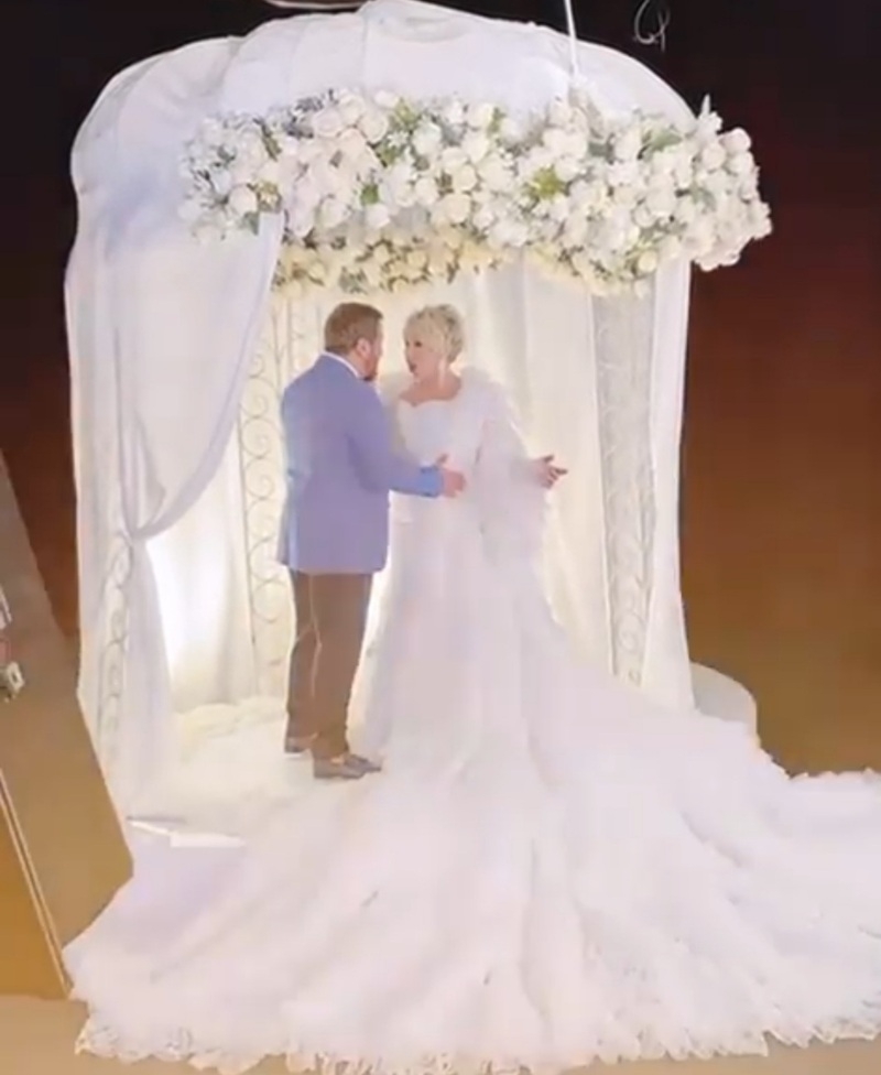 Елена Воробей репетирует свадьбу на съемочной площадке и с другим мужчиной