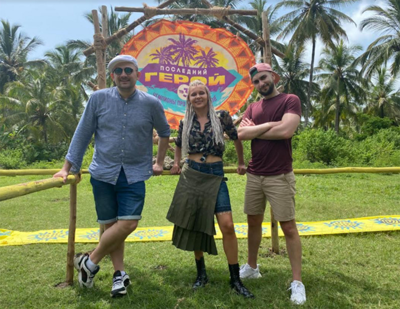 Яна Троянова с ведущими Демидовым и Абрамяном