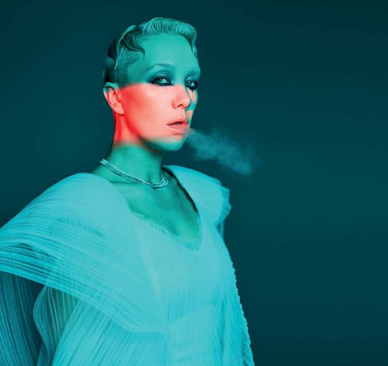 Платье, LanaMarinenko; колье, Mercury