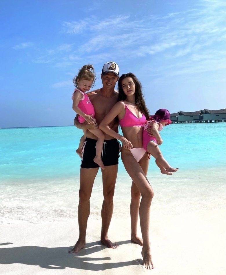 Дмитрий Тарасов и Анастасия Костенко с дочками - Миланой и Евой