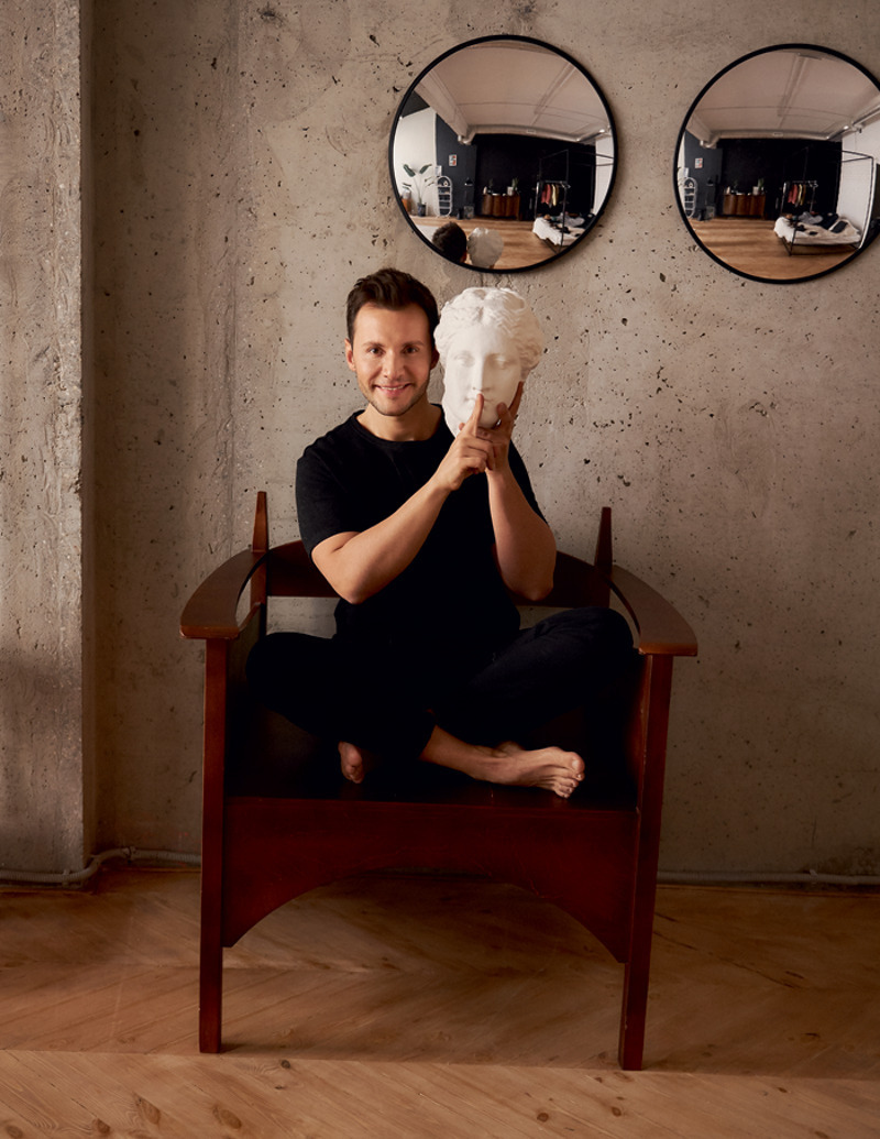 "Мы с Дорой договорились на берегу, что не будем устраивать пиар-роман, выносить на публику наши личные истории. В частности, мы не афишировали свадьбу"