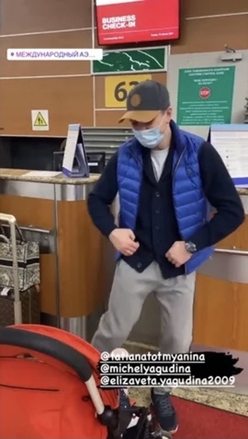 Алексей Ягудин танцует в аэропорту перед вылетом из России