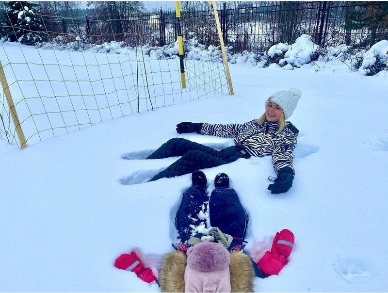 Полина Гагарина на прогулке