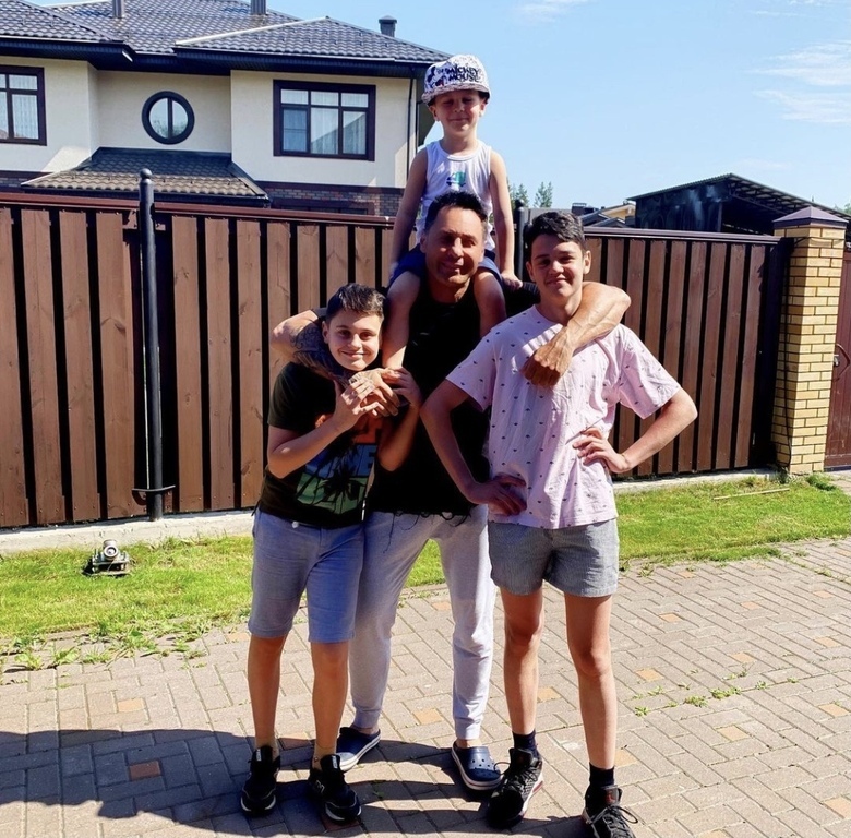 Стас Костюшкин с сыновьями