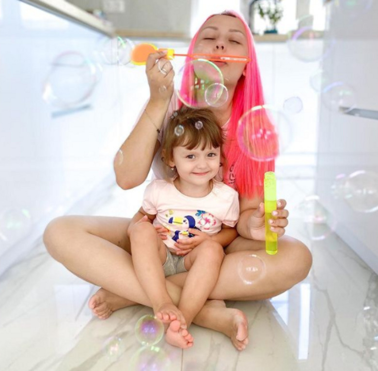 А если ребенок тоже хочет макияж или цветные волосы?