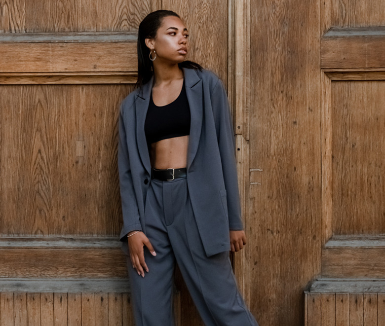 Невероятный факт: в Париже женщинам официально разрешили носить брючные костюмы лишь… семь лет назад!