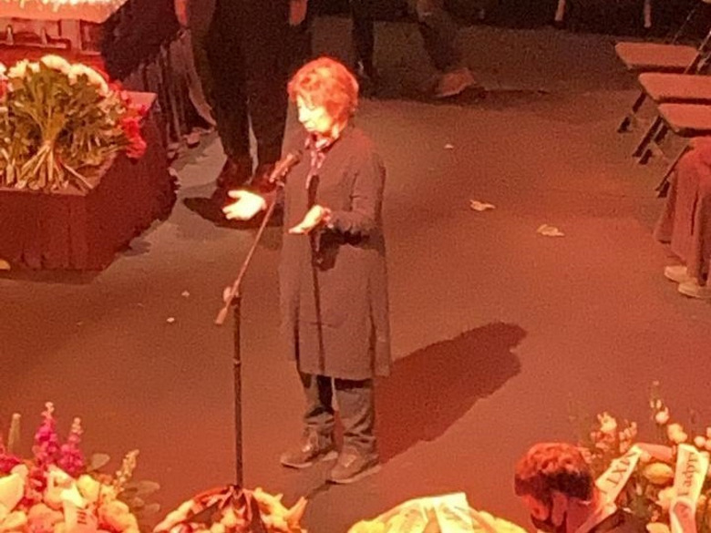 Лия Ахеджакова на прощании с Валентином Гафтом