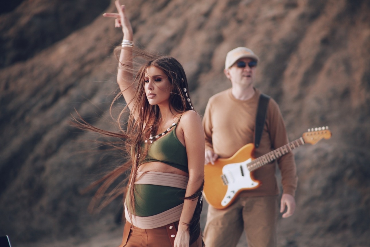 Будучи в положении, Кети снялась в клипе на песню "Се ля ви"