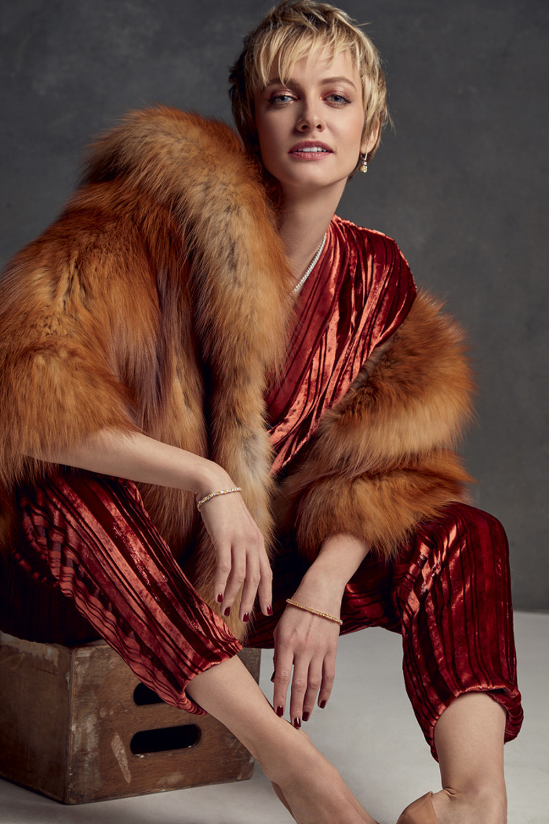 Комбинезон, Genny; жакет (мех лисы), «Меха Екатерина»; туфли, Christian Louboutin; серьги, колье и браслеты из коллекции Classic, все – Mercury