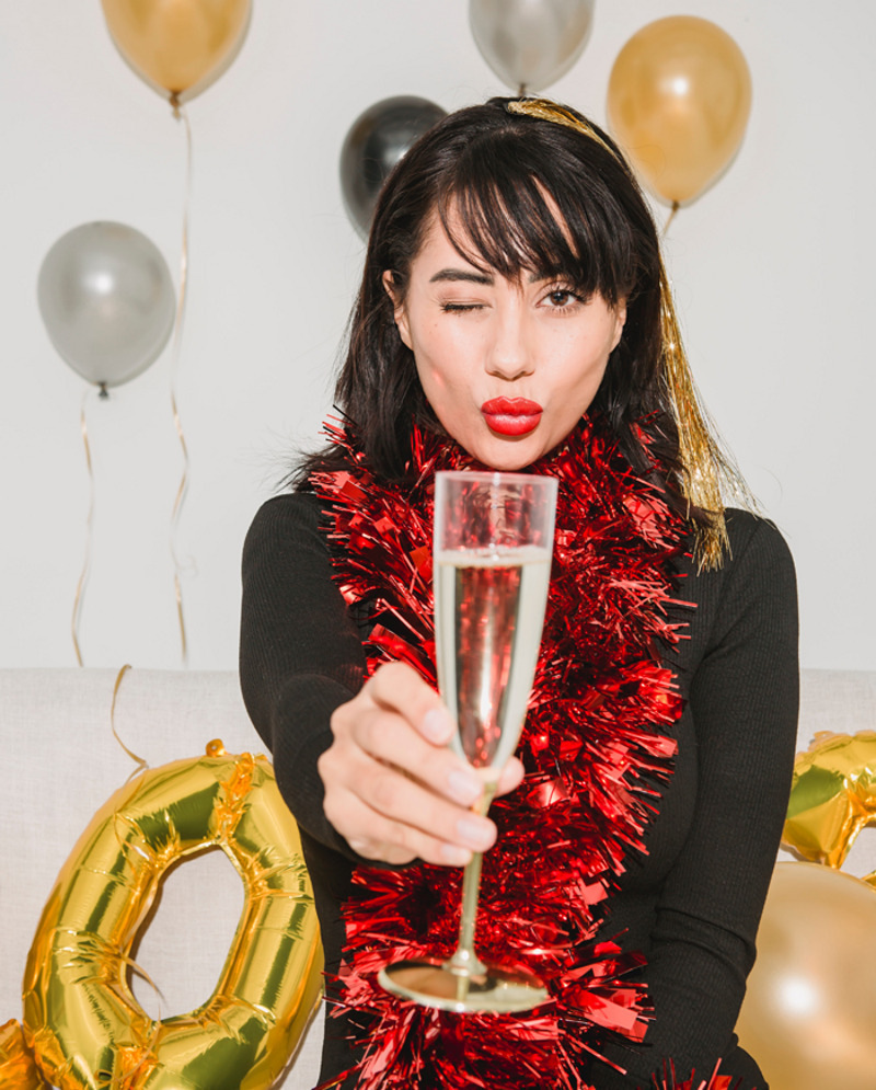 Череда корпоративов и дружеских посиделок перед главной ночью года - не лучшая идея: вы эмоционально перегорите, а все съеденное и выпитое непременно скажется на вашем внешнем виде