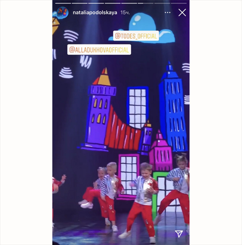 Выступление сына Артемия на сцене