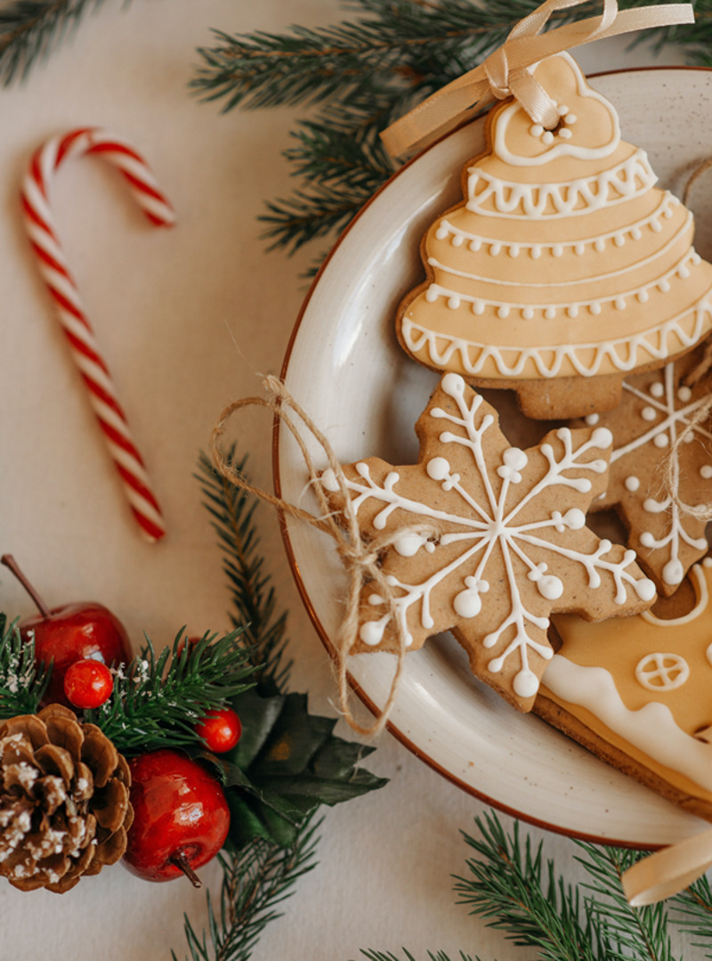 Готовить и украшать новогодний стол вместе веселее