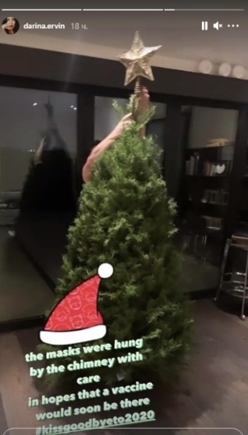 Влюбленные украшают елку