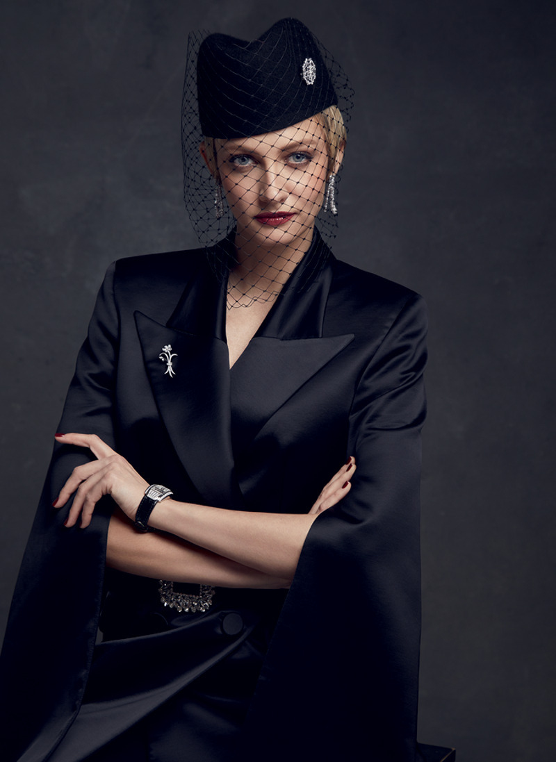 Жакет, Giuseppe di Morabito; шляпка, Lya Gureeva; серьги из коллекции Classic и брошь из коллекции Flower, все – Mercury; брошь из коллекции Muse, Garrard; часы из коллекции La Strada, Chopard