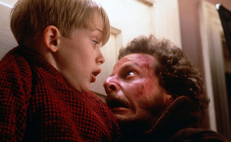 кадр из х/ф: "Один дома"