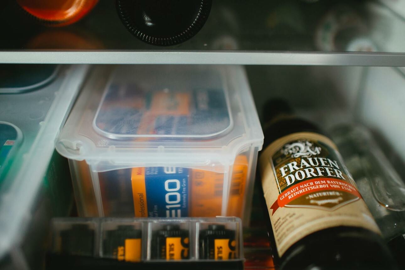 Натрите сыр, поместите порции в пакеты и бросьте их в морозилку