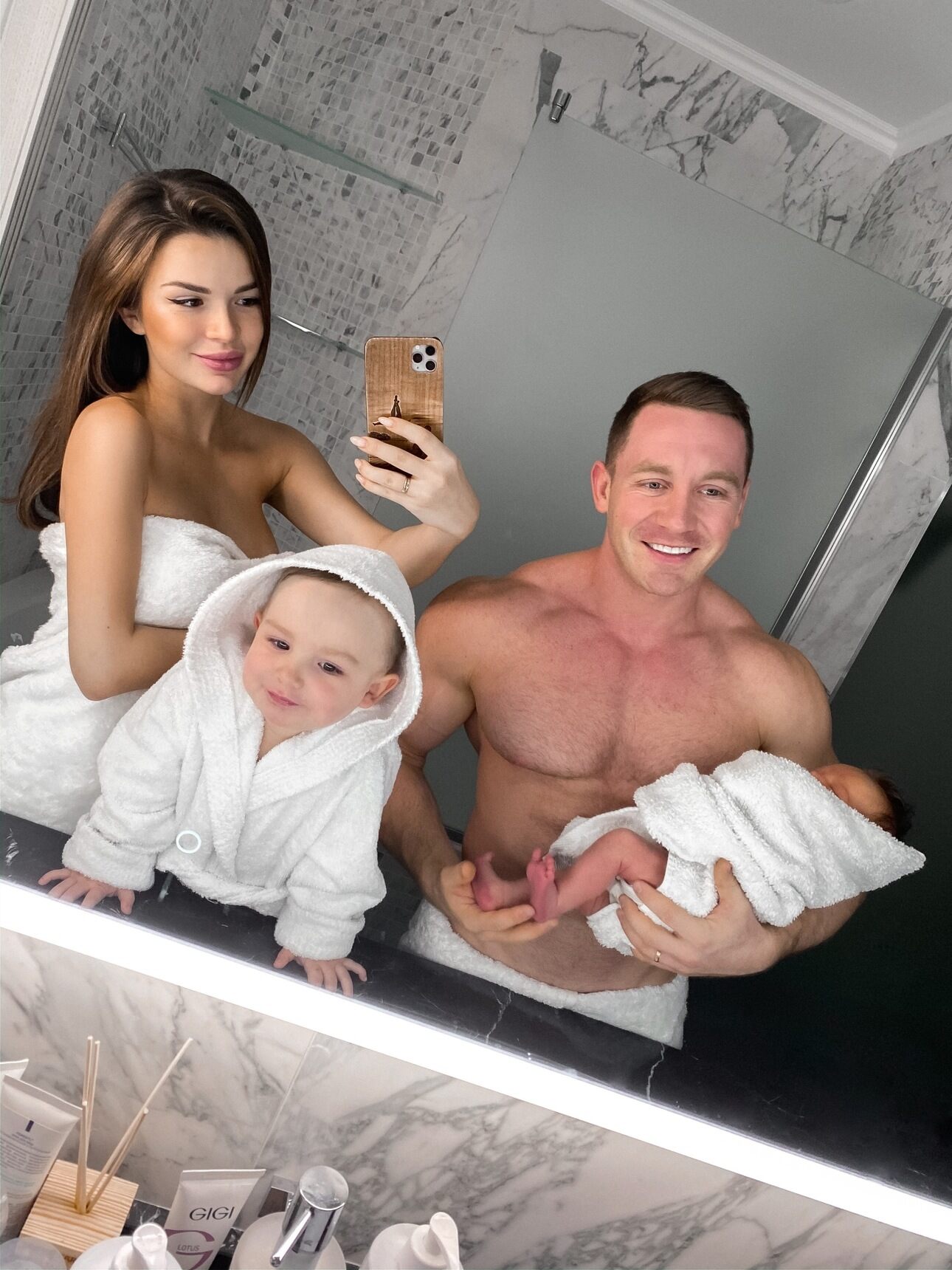 расписывать надо не только работу и встречи, а еще и время на еду, кормление малыша, отдых, прогулки с ребенком