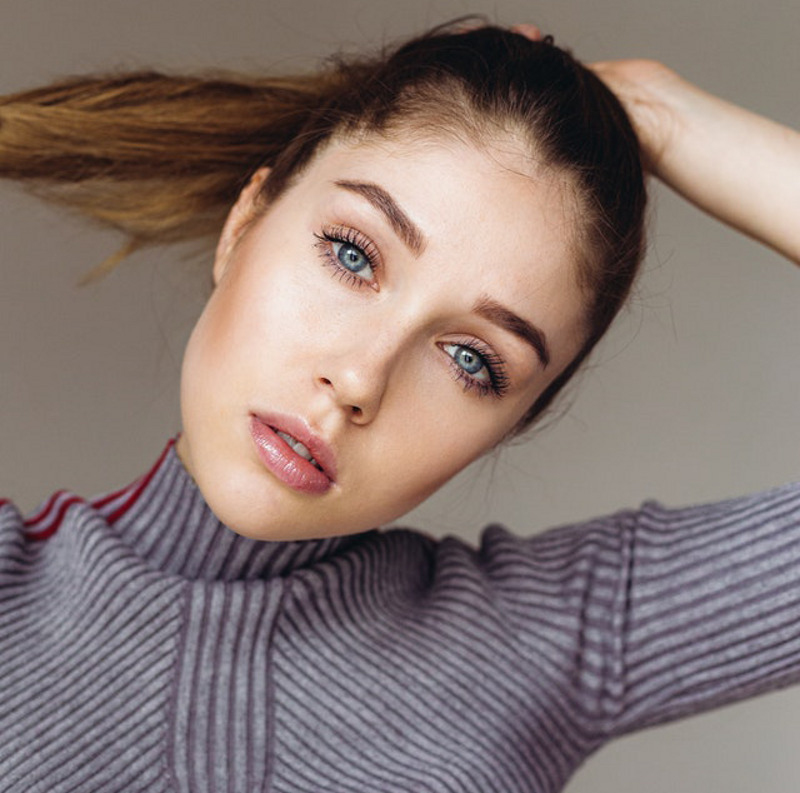 В ряде случаев работа на нижних веках дополняется коррекцией средней трети лица, что дает комплексное преображение внешности