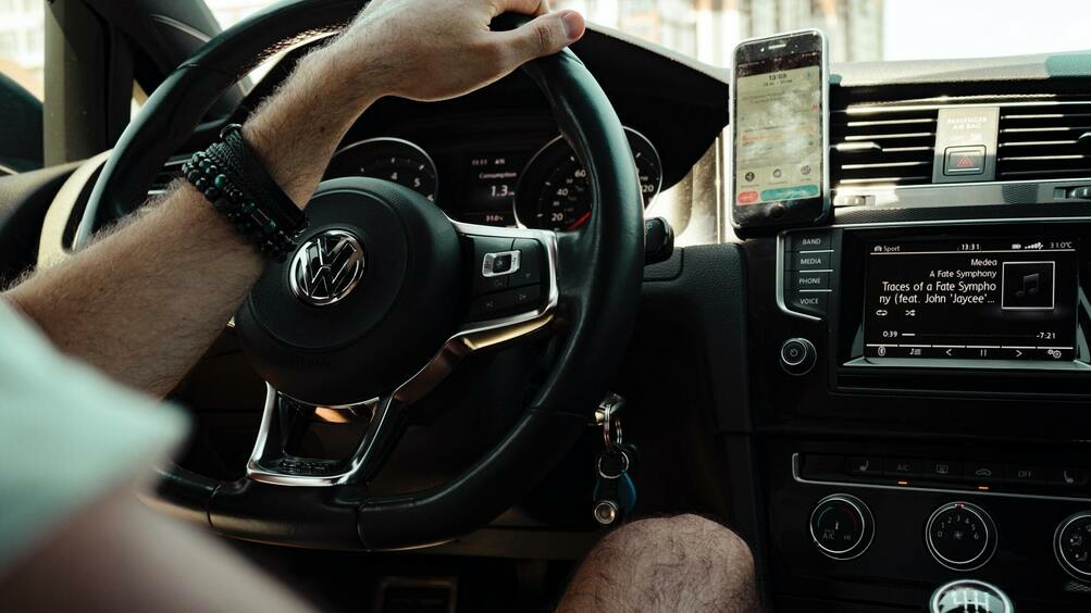 есть несколько способов избавиться от запаха в машине